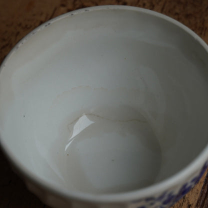 Trio de tasses "Ubalde" en faïence de Lunéville K&G torsadée aux motifs floraux bleutés Spécial Grand Feu