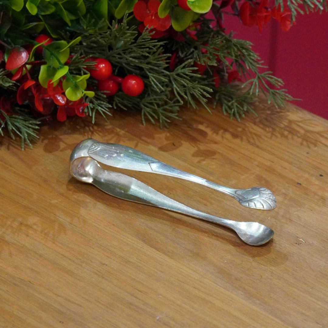 Case n°18 | Pince à sucre en argent massif & repose sachet en céramique Pip Studio