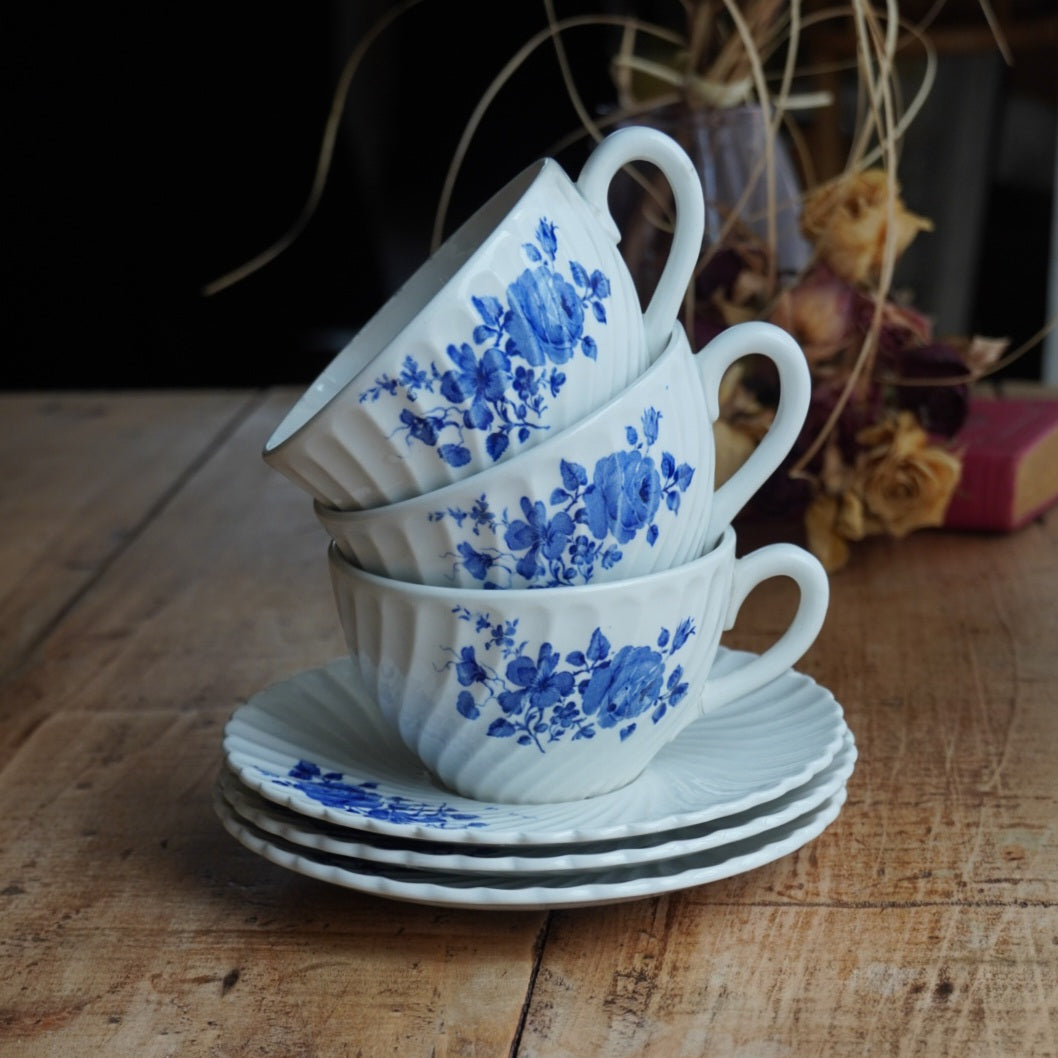 Trio de tasses "Ubalde" en faïence de Lunéville K&G torsadée aux motifs floraux bleutés Spécial Grand Feu