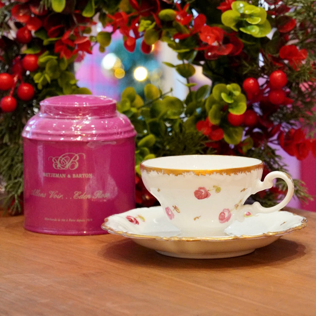 Case n°16 | Tasse en porcelaine allemande fleurie Rosenthal Pompadour peinte à la main & boîte 125g de thé noir "Eden rose" Betjeman & Barton