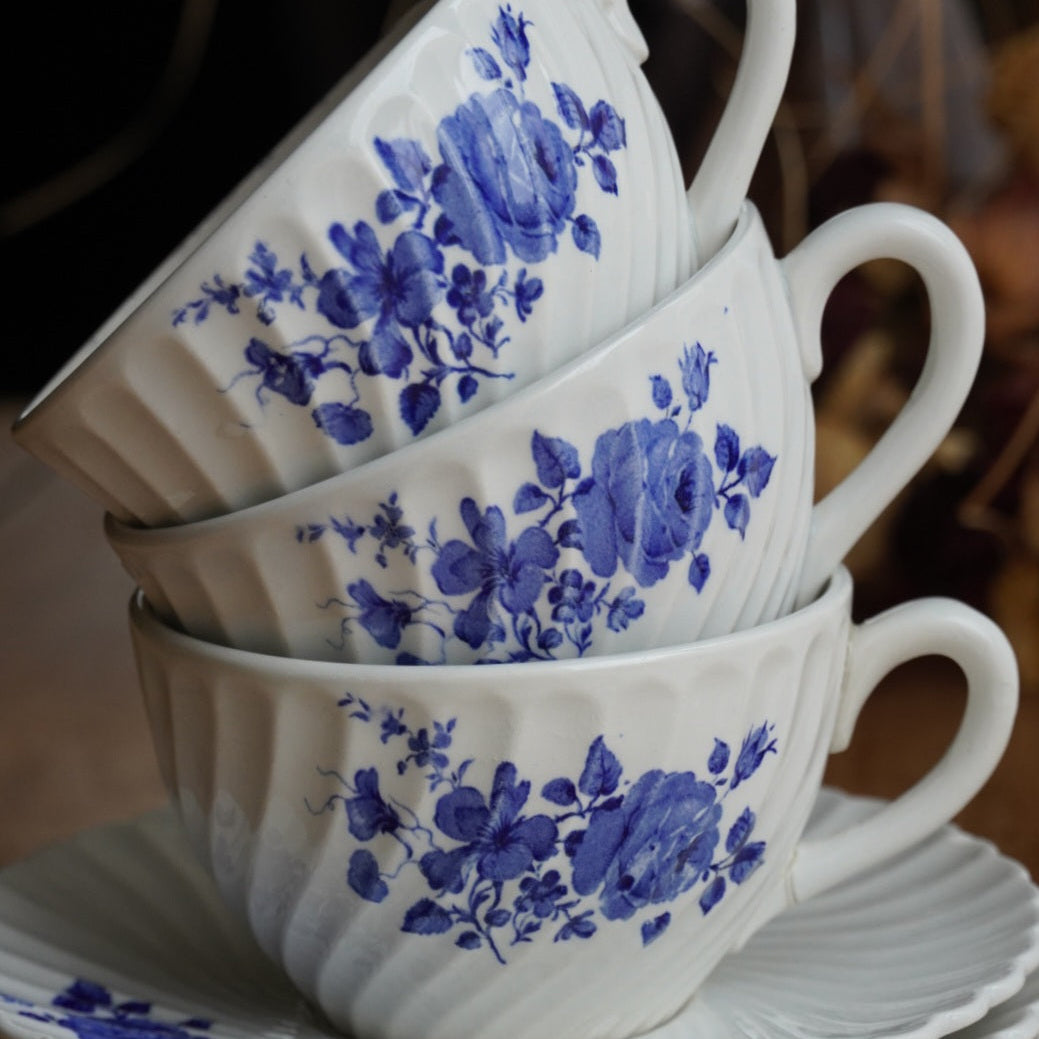 Trio de tasses "Ubalde" en faïence de Lunéville K&G torsadée aux motifs floraux bleutés Spécial Grand Feu