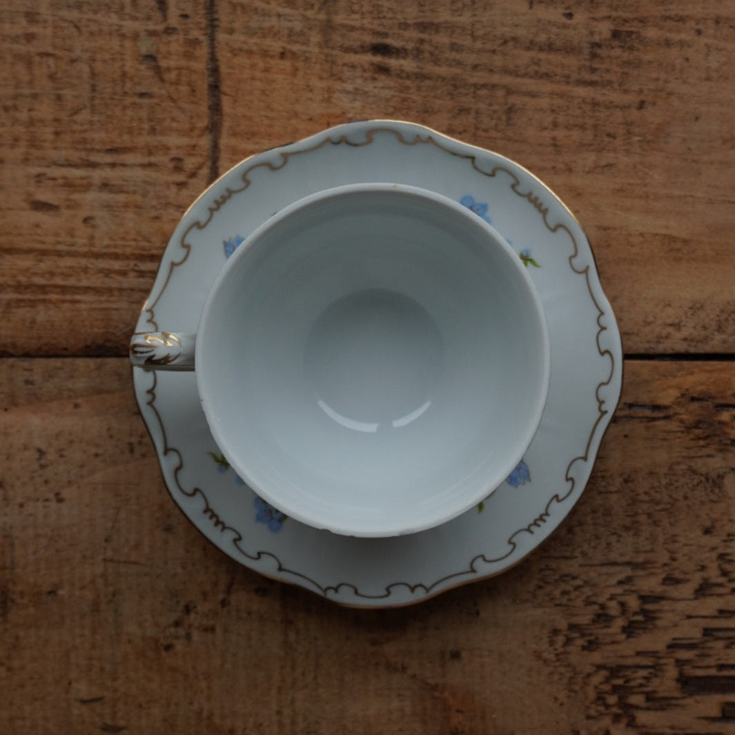 Tasse "Aranka" en porcelaine hongroise fleurie et dorée signée Zsolnay Pecs