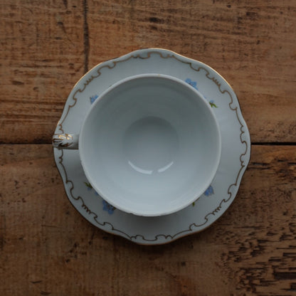 Tasse "Aranka" en porcelaine hongroise fleurie et dorée signée Zsolnay Pecs