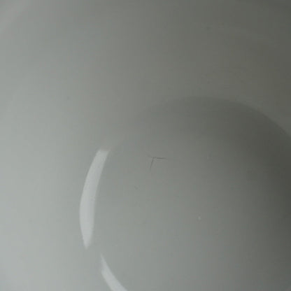Tasse "Aranka" en porcelaine hongroise fleurie et dorée signée Zsolnay Pecs