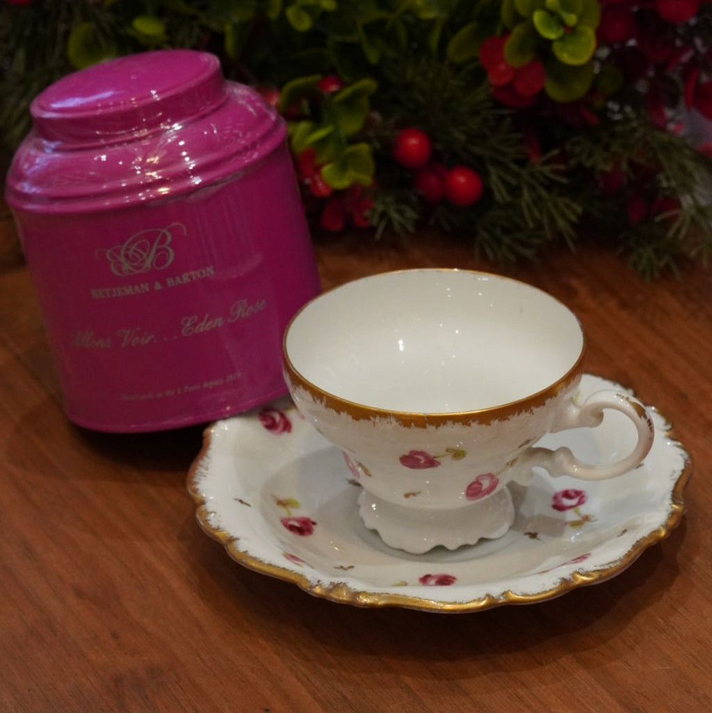Case n°16 | Tasse en porcelaine allemande fleurie Rosenthal Pompadour peinte à la main & boîte 125g de thé noir "Eden rose" Betjeman & Barton