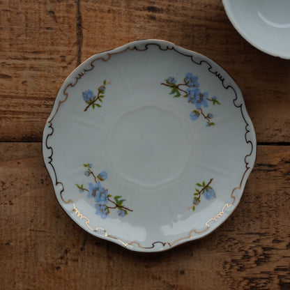Tasse "Aranka" en porcelaine hongroise fleurie et dorée signée Zsolnay Pecs