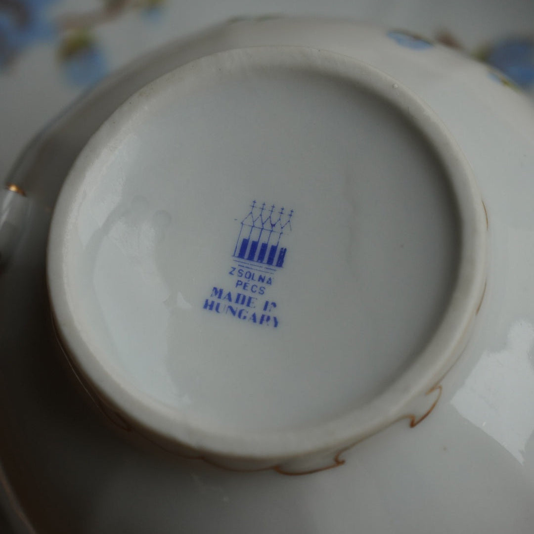 Tasse "Aranka" en porcelaine hongroise fleurie et dorée signée Zsolnay Pecs