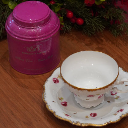 Case n°16 | Tasse en porcelaine allemande fleurie Rosenthal Pompadour peinte à la main & boîte 125g de thé noir "Eden rose" Betjeman & Barton