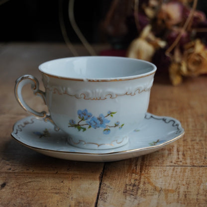 Tasse "Aranka" en porcelaine hongroise fleurie et dorée signée Zsolnay Pecs