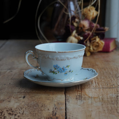 Tasse "Aranka" en porcelaine hongroise fleurie et dorée signée Zsolnay Pecs