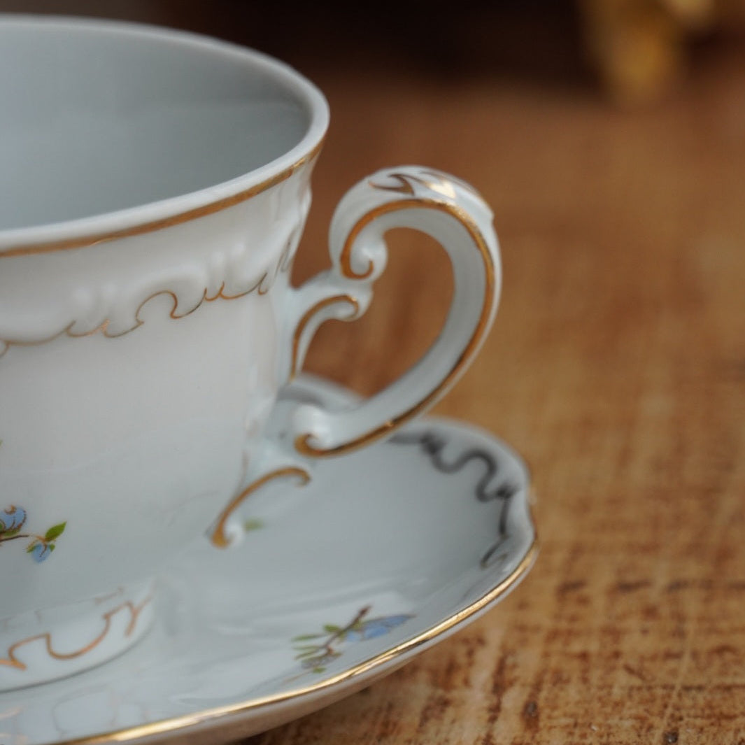 Tasse "Aranka" en porcelaine hongroise fleurie et dorée signée Zsolnay Pecs