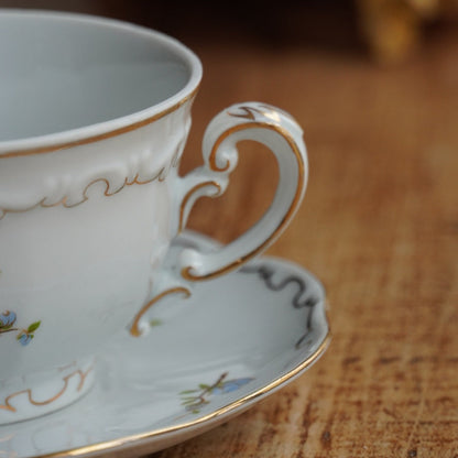 Tasse "Aranka" en porcelaine hongroise fleurie et dorée signée Zsolnay Pecs