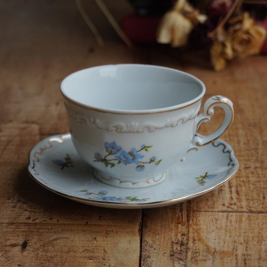 Tasse "Aranka" en porcelaine hongroise fleurie et dorée signée Zsolnay Pecs