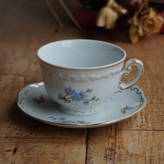 Tasse "Aranka" en porcelaine hongroise fleurie et dorée signée Zsolnay Pecs