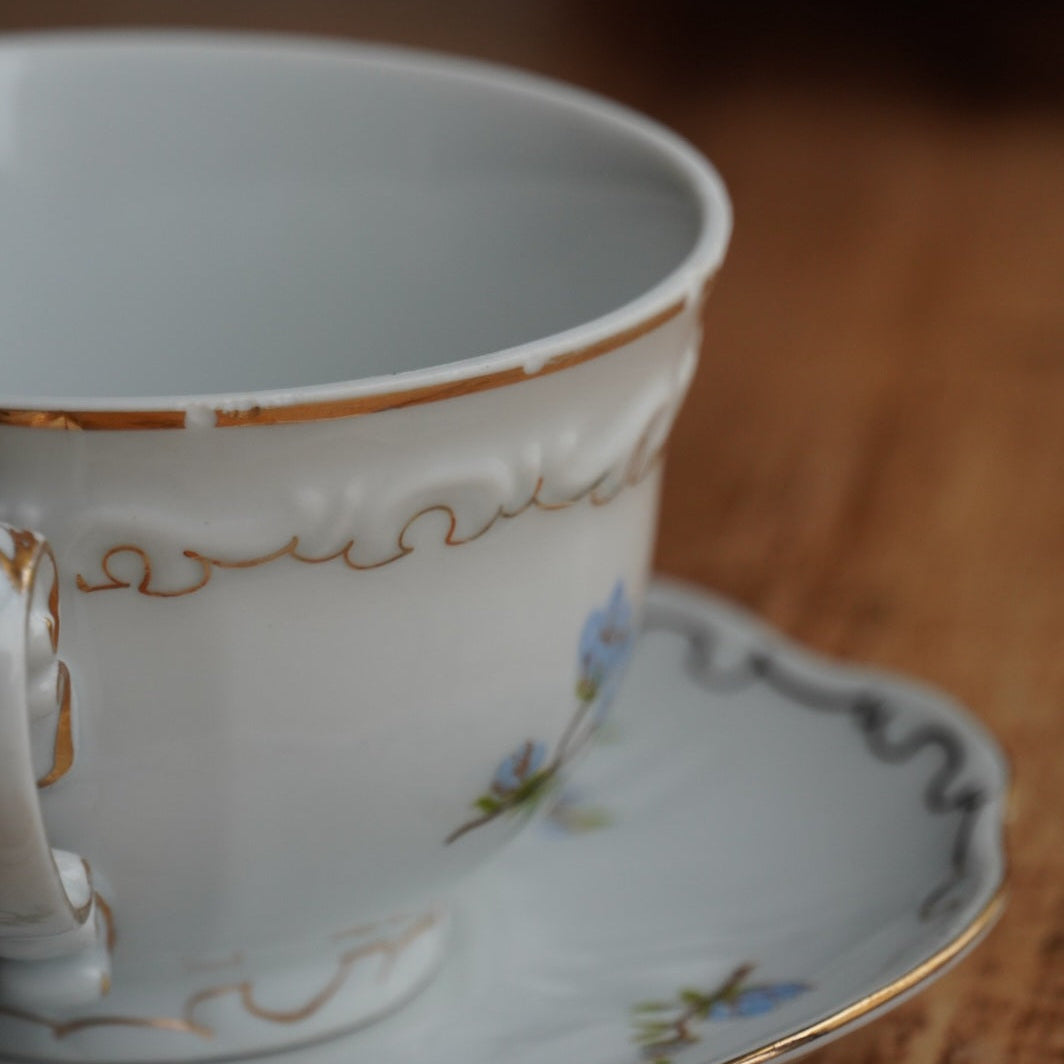 Tasse "Aranka" en porcelaine hongroise fleurie et dorée signée Zsolnay Pecs