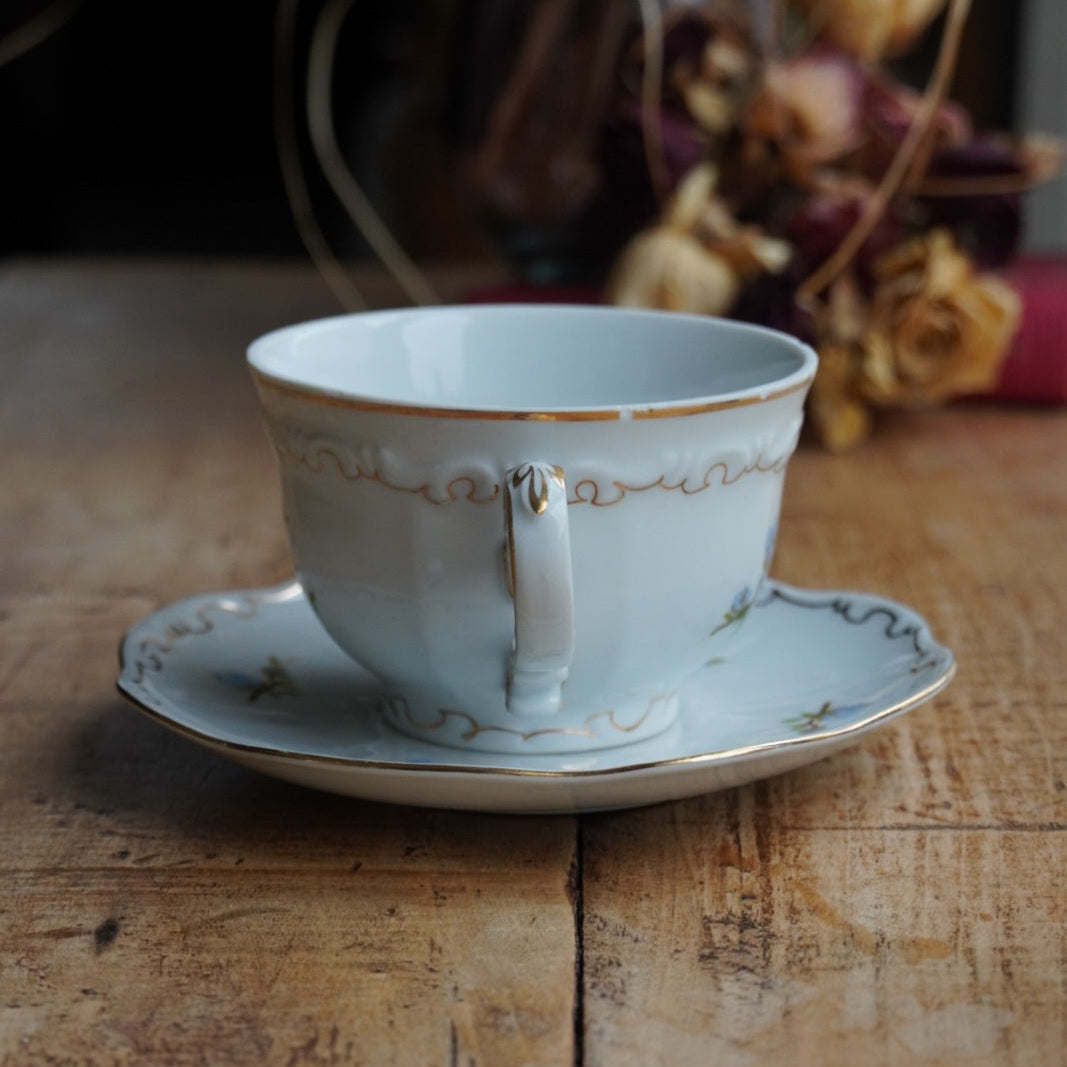 Tasse "Aranka" en porcelaine hongroise fleurie et dorée signée Zsolnay Pecs