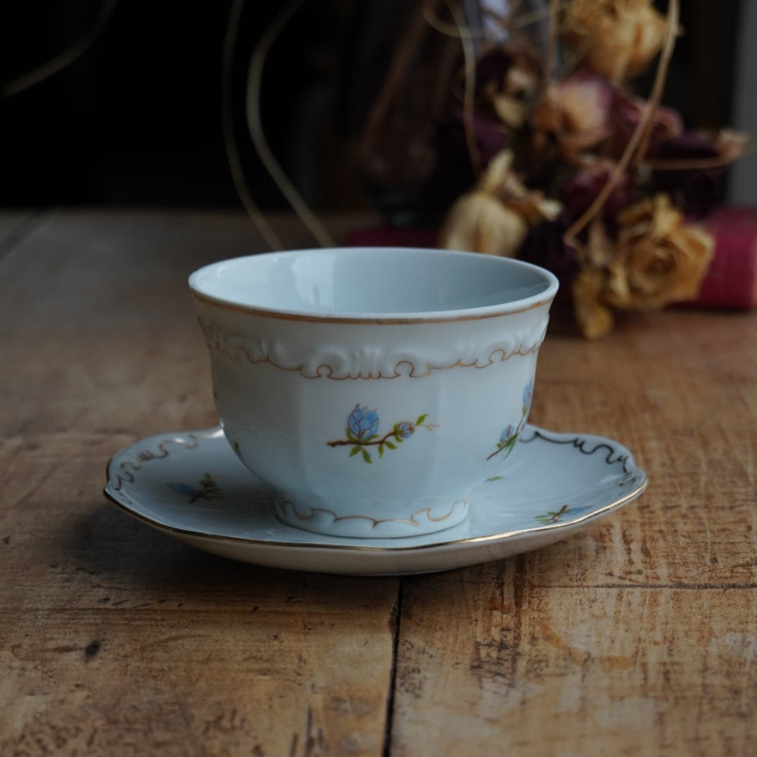 Tasse "Aranka" en porcelaine hongroise fleurie et dorée signée Zsolnay Pecs