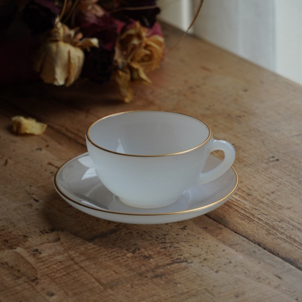 Tasse "Rainbow" Arlequin en verre opalin blanc pastel et doré Arcopal