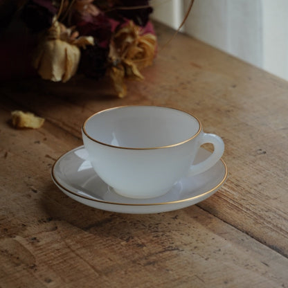 Tasse "Rainbow" Arlequin en verre opalin blanc pastel et doré Arcopal