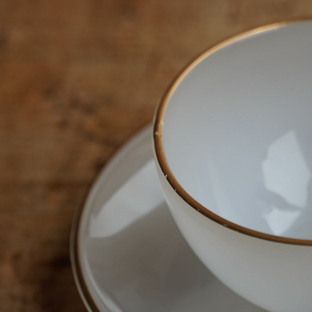 Tasse "Rainbow" Arlequin en verre opalin blanc pastel et doré Arcopal
