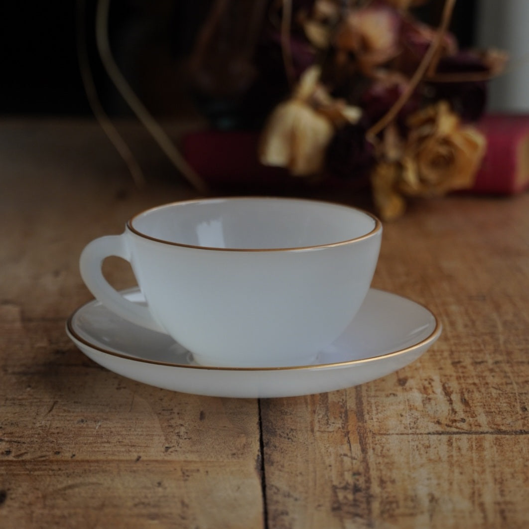 Tasse "Rainbow" Arlequin en verre opalin blanc pastel et doré Arcopal