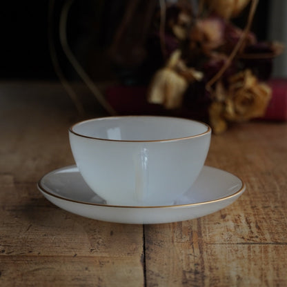 Tasse "Rainbow" Arlequin en verre opalin blanc pastel et doré Arcopal
