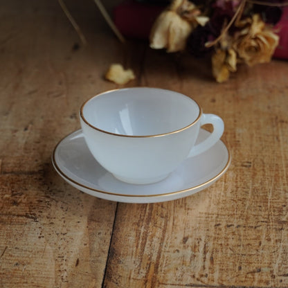 Tasse "Rainbow" Arlequin en verre opalin blanc pastel et doré Arcopal