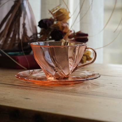 Tête-à-tête de tasses "Viviette" françaises en verre rose torsadée Vereco modèle Beau Rivage