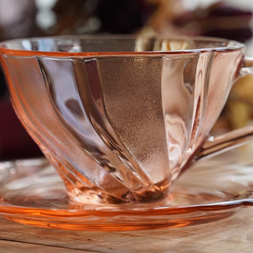 Tête-à-tête de tasses "Viviette" françaises en verre rose torsadée Vereco modèle Beau Rivage