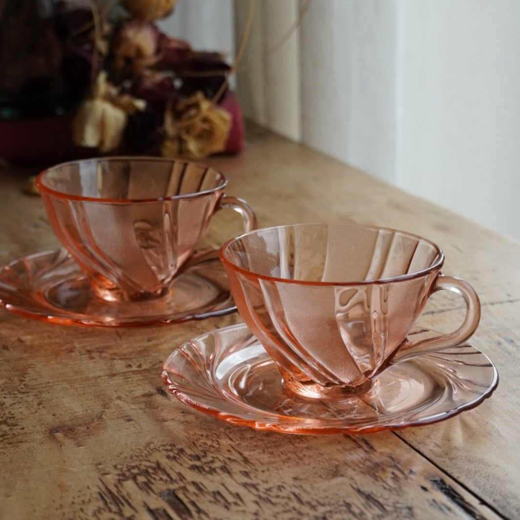 Tête-à-tête de tasses "Viviette" françaises en verre rose torsadée Vereco modèle Beau Rivage