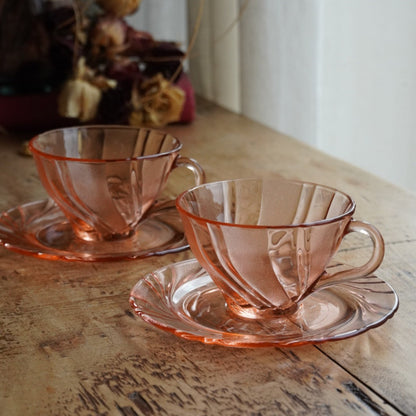 Tête-à-tête de tasses "Viviette" françaises en verre rose torsadée Vereco modèle Beau Rivage
