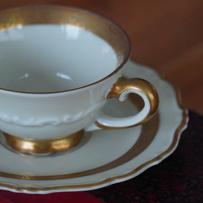 Petite tasse "Freya" en porcelaine suédoise dorée Upsala-Ekeby Karlskrona (rare)