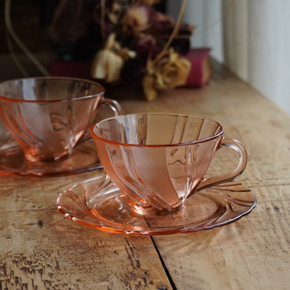Tête-à-tête de tasses "Viviette" françaises en verre rose torsadée Vereco modèle Beau Rivage