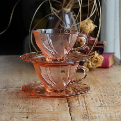 Tête-à-tête de tasses "Viviette" françaises en verre rose torsadée Vereco modèle Beau Rivage