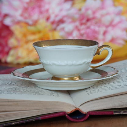 Petite tasse "Freya" en porcelaine suédoise dorée Upsala-Ekeby Karlskrona (rare)