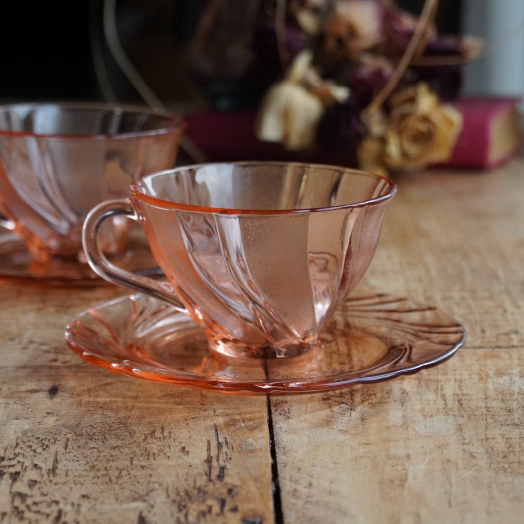 Tête-à-tête de tasses "Viviette" françaises en verre rose torsadée Vereco modèle Beau Rivage