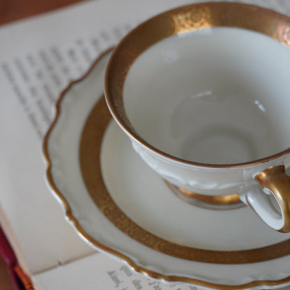 Petite tasse "Freya" en porcelaine suédoise dorée Upsala-Ekeby Karlskrona (rare)