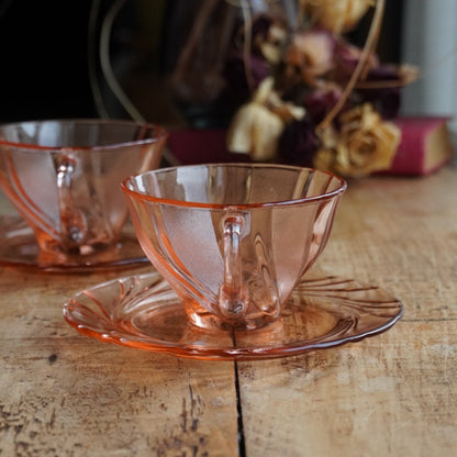 Tête-à-tête de tasses "Viviette" françaises en verre rose torsadée Vereco modèle Beau Rivage