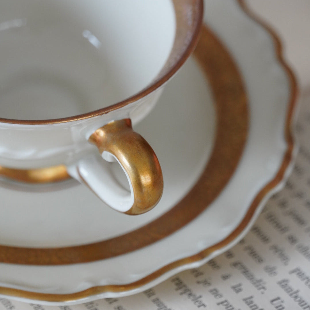 Petite tasse "Freya" en porcelaine suédoise dorée Upsala-Ekeby Karlskrona (rare)