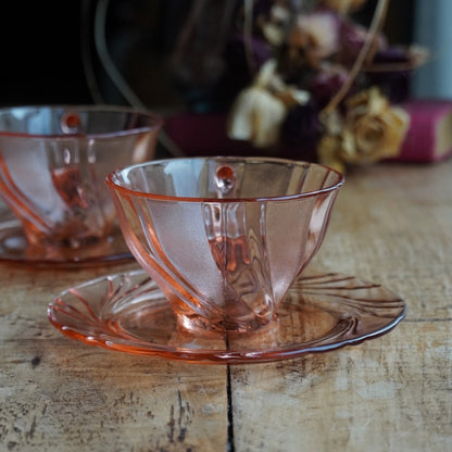 Tête-à-tête de tasses "Viviette" françaises en verre rose torsadée Vereco modèle Beau Rivage