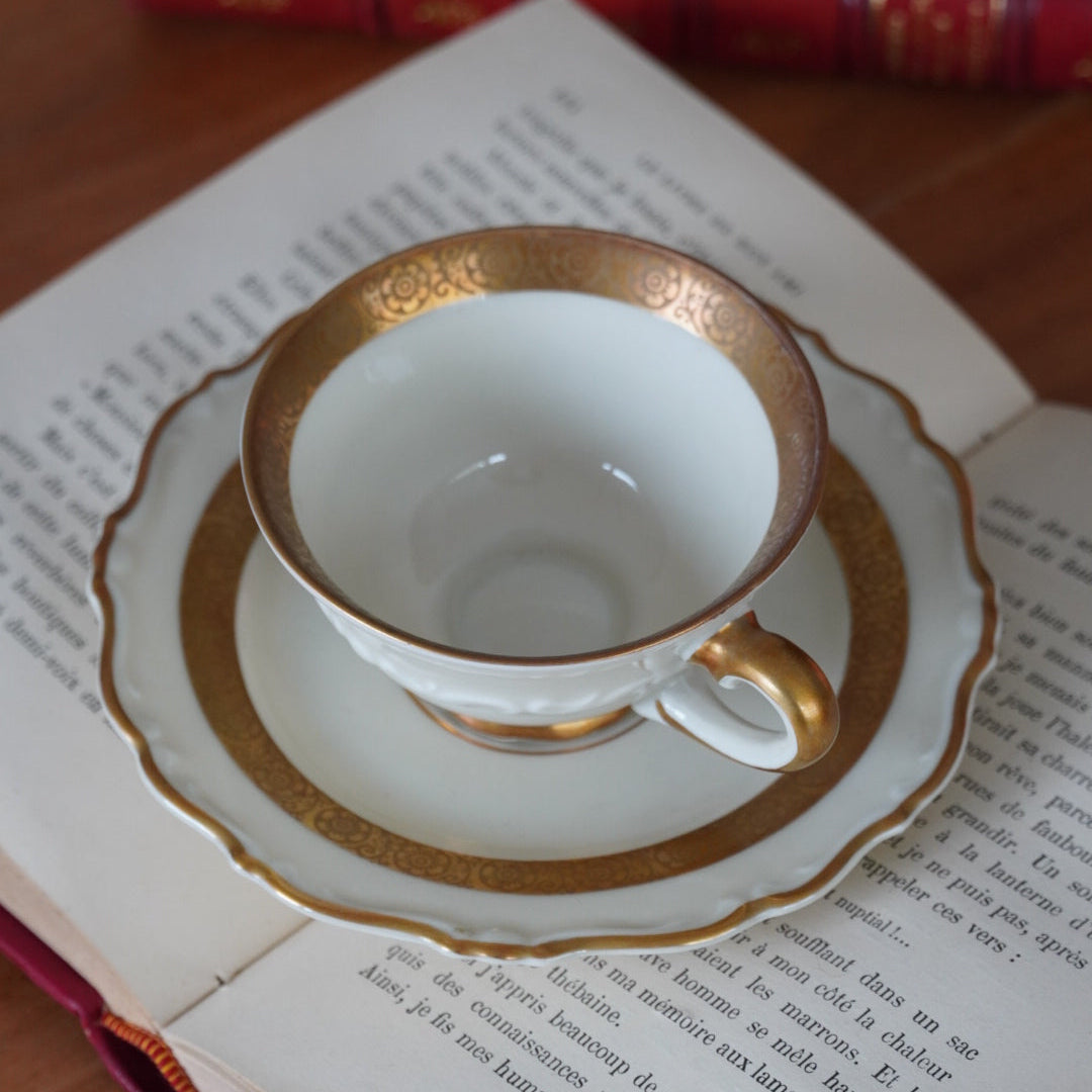 Petite tasse "Freya" en porcelaine suédoise dorée Upsala-Ekeby Karlskrona (rare)