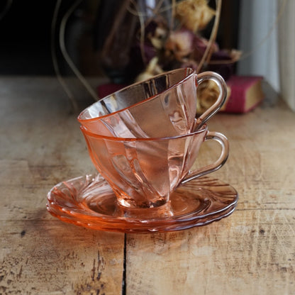 Tête-à-tête de tasses "Viviette" françaises en verre rose torsadée Vereco modèle Beau Rivage