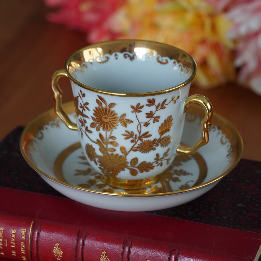 Petite tasse "Selina" à deux anses chololatière dorée en porcelaine Suisse