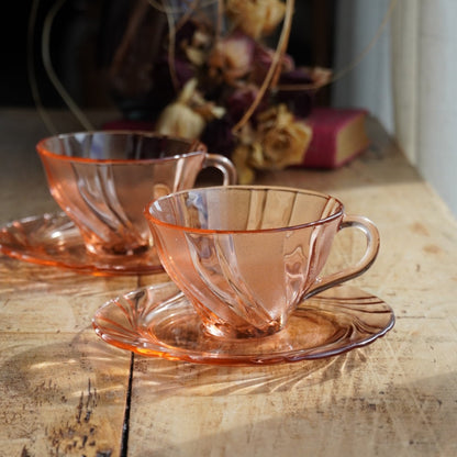Tête-à-tête de tasses "Viviette" françaises en verre rose torsadée Vereco modèle Beau Rivage