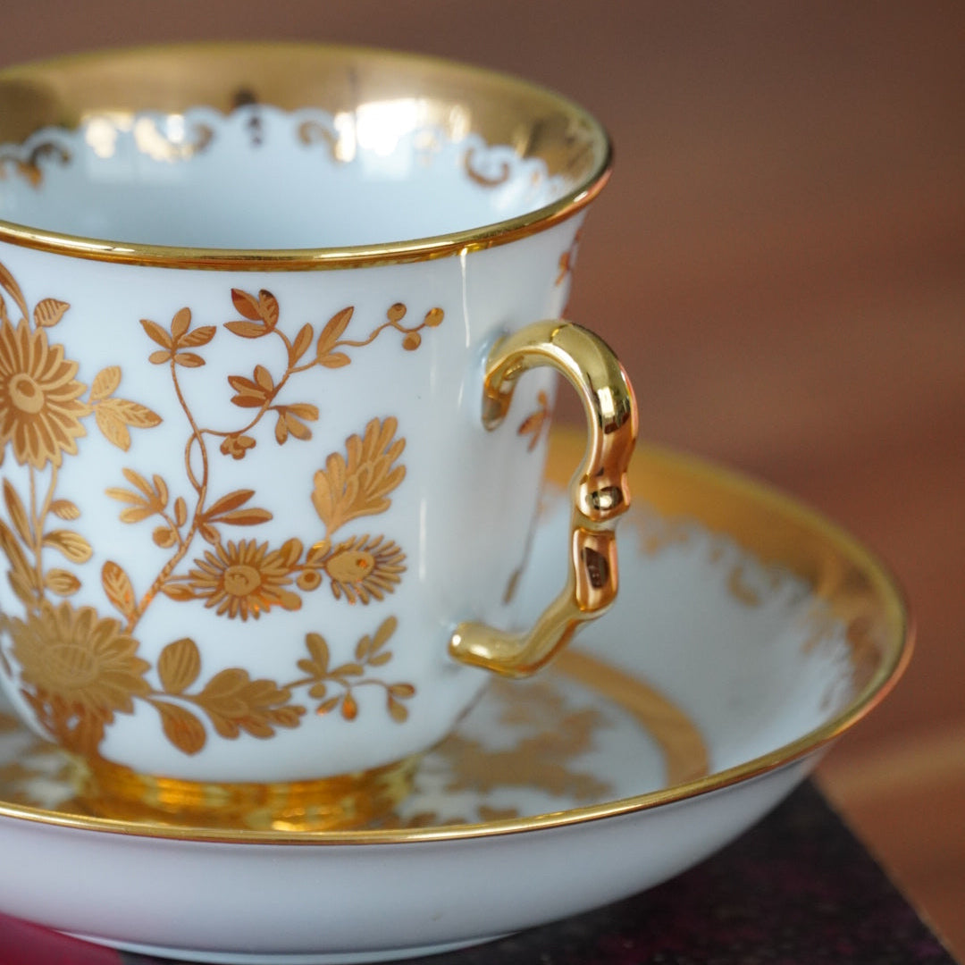 Petite tasse "Selina" à deux anses chololatière dorée en porcelaine Suisse