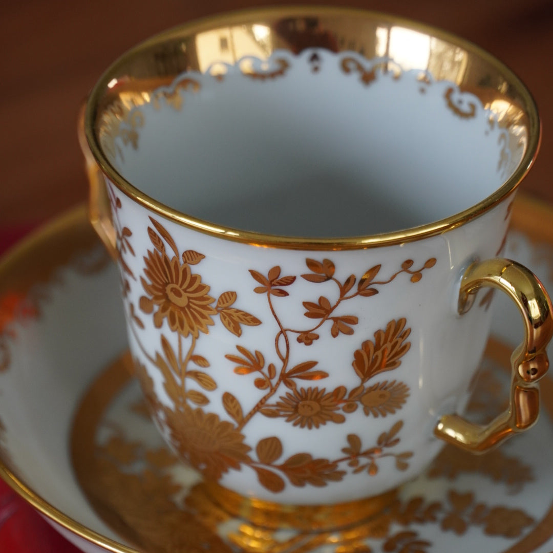 Petite tasse "Selina" à deux anses chololatière dorée en porcelaine Suisse