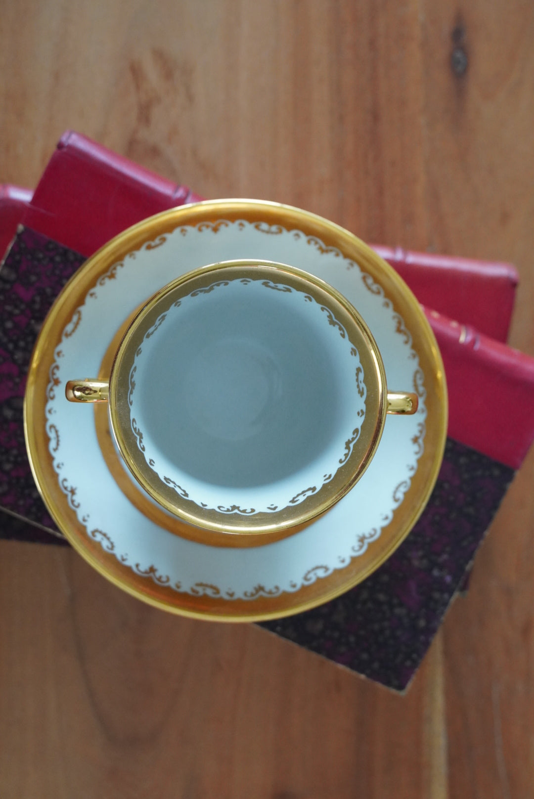 Petite tasse "Selina" à deux anses chololatière dorée en porcelaine Suisse