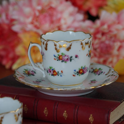Tête à tête de petites tasses "Blaisine" en porcelaine fleurie et dorée