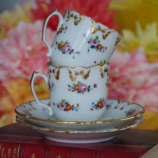 Tête à tête de petites tasses "Blaisine" en porcelaine fleurie et dorée
