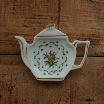 Repose-sachet "Hélion" en porcelaine de Limoges fleurie et dorée en forme de théière Raynaud